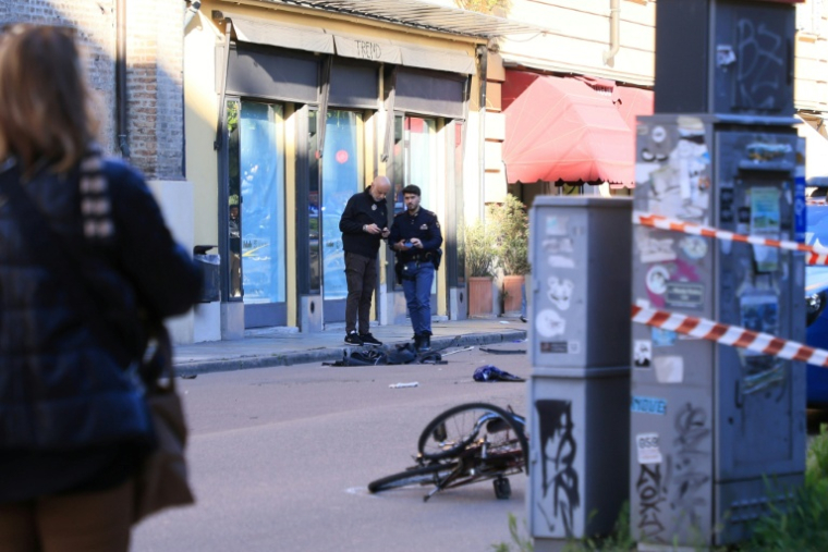 Des policiers sur les lieux où un conducteur a renversé et blessé huit personnes, le 16 mai 2026 à Modène, dans le nord de l'Italie   ( AFP / GIORGIA BASSOLI )
