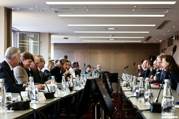 Les représentants du gouvernement et des partenaires sociaux réunis pour la conférence Travail et Retraites, au ministère du Travail à Paris le 4 novembre 2025 ( AFP / Thibaud MORITZ )