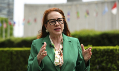 L'ancienne ministre équatorienne des Affaires étrangères, Maria Fernanda Espinosa, candidate au poste de secrétaire général de l'ONU, lors d'un entretien avec l'AFP devant le siège des Nations Unies à New York, le 13 mai 2026 ( AFP / ANGELA WEISS )