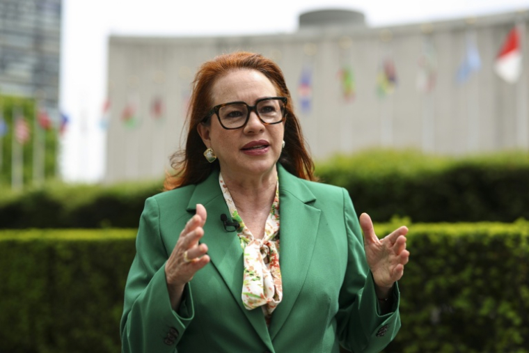 L'ancienne ministre équatorienne des Affaires étrangères, Maria Fernanda Espinosa, candidate au poste de secrétaire général de l'ONU, lors d'un entretien avec l'AFP devant le siège des Nations Unies à New York, le 13 mai 2026 ( AFP / ANGELA WEISS )