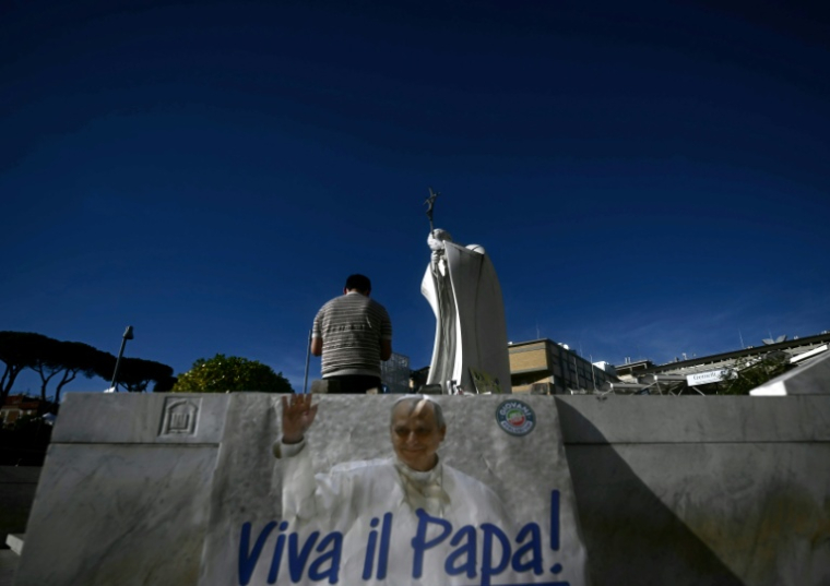 Une banderole "Viva il Papa" au pied de la statue de Jean-Paul II, devant l'hôpital Gemelli, où le pape Léon XIV est en convalescence, le 15 octobre 2026 à Rome ( AFP / Filippo MONTEFORTE )