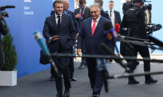 Emmanuel Macron et Viktor Orban au sommet de la Communauté politique européenne à Budapest