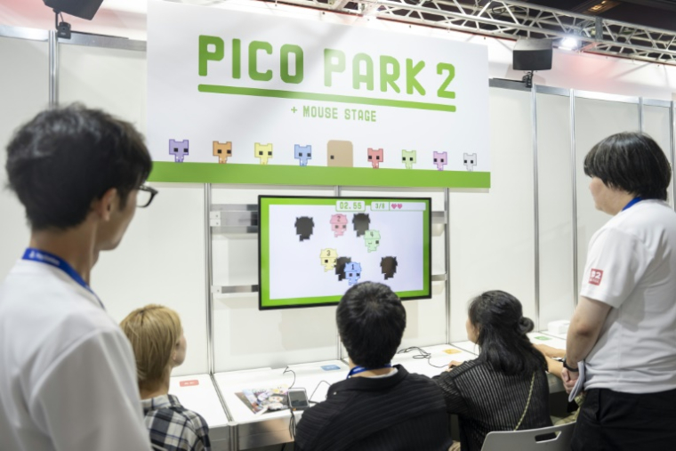 Des visiteurs jouent à "Pico Park 2", un jeu indépendant pour la Switch 2 de Nintendo, au salon BitSummit du jeu vidéo indépendant à Kyoto, le 18 juillet 2025 au Japon ( AFP / Yuichi YAMAZAKI )