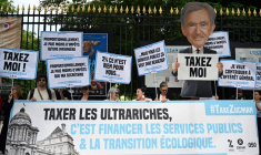 Manifestation près du Sénat à Paris à l'appel de plusieurs ONG en faveur d'une taxation des ultra-riches, le 12 juin 2025 ( AFP / EMMA DA SILVA )