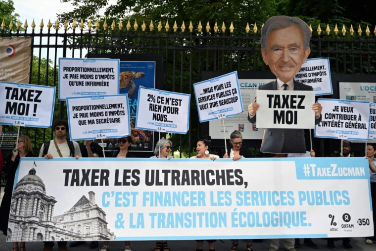 Manifestation près du Sénat à Paris à l'appel de plusieurs ONG en faveur d'une taxation des ultra-riches, le 12 juin 2025 ( AFP / EMMA DA SILVA )
