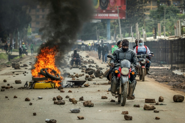Un moto-taxi passe devant une barricade le 18 mai 2026 à Nairobi, lors d'une journée de protestation contre la hausse du prix des carburants ( AFP / Luis TATO )