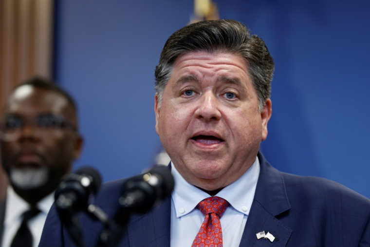 Le gouverneur démocrate de l'Illinois, JB Pritzker, s'exprime lors d'une conférence de presse à Chicago, le 2 septembre 2025 ( AFP / KAMIL KRZACZYNSKI )