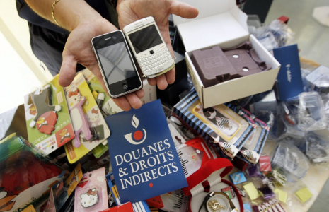 Des produits contrefaits saisis par les Douanes, à Cannes. ( AFP / JEAN-CHRISTOPHE MAGNENET )