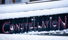 La façade du Constellation, le bar de  Crans-Montana où a eu lieu le drame, en Suisse, le 9 janvier 2026. ( AFP / MAXIME SCHMID )