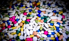 En une semaine, plus de 250.000 médicaments ont été jetés au sein d'environ 200 hôpitaux et cliniques français, montre une étude publiée mercredi, qui note qu'un cinquième de ces traitements seraient encore utilisables ( AFP / PHILIPPE HUGUEN )
