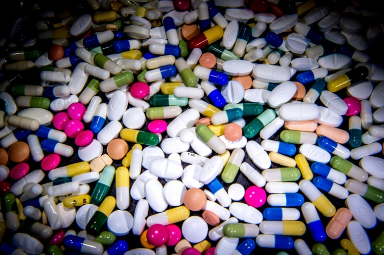 En une semaine, plus de 250.000 médicaments ont été jetés au sein d'environ 200 hôpitaux et cliniques français, montre une étude publiée mercredi, qui note qu'un cinquième de ces traitements seraient encore utilisables ( AFP / PHILIPPE HUGUEN )