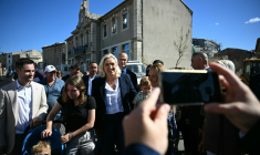 La candidate RN à la présidence de la République, Marine Le Pen, à Pomas le 18 septembre 2026 ( AFP / Lionel BONAVENTURE )