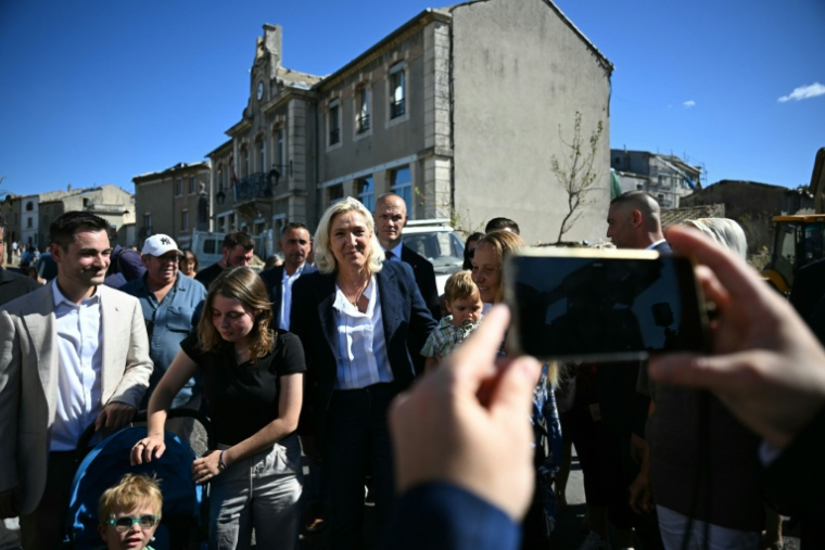 La candidate RN à la présidence de la République, Marine Le Pen, à Pomas le 18 septembre 2026 ( AFP / Lionel BONAVENTURE )