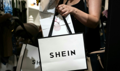 Une cliente à la sortie d'un magasin éphémère de la marque chinoise de fast fashion Shein à Dijon, le 26 juin 2025  ( AFP / ARNAUD FINISTRE )