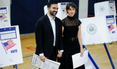 Le candidat démocrate à la mairie de New York Zohran Mamdani et son épouse l'illustratrice Rama Duwaji, juste après leur vote à Astoria, dans le Queens, le 4 novembre 2025 ( AFP / Leonardo Munoz )