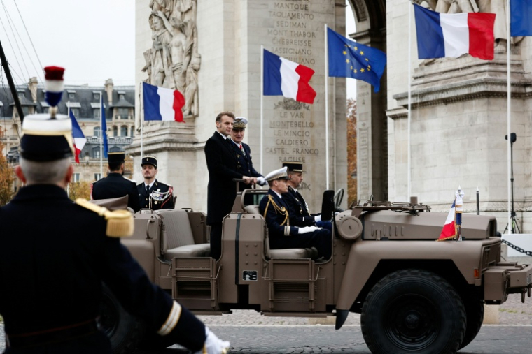 Le président Emmanuel Macro nlors des cérémonies du 107e anniversaire de l'Armistice du 11 novembre 1918 devant l'Arc de Triomphe à Paris, le 11 novembre 2025 ( POOL / Benoit Tessier )