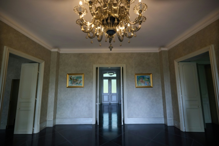 Salle de réception de l'ancienne résidence du couturier allemand Karl Lagerfeld à Louveciennes, dans les Yvelines, le 15 mai 2025 ( AFP / Kiran RIDLEY )