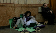 Des habitants se mettent à l'abri dans le métro de Kiev pendant une attaque aérienne russe, le 3 avril 2026  ( AFP / Tetiana DZHAFAROVA )