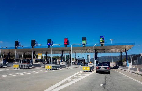 Souscrire un abonnement télépéage vous permet de gagner un temps précieux sur l’autoroute. ( crédit photo : Shutterstock )