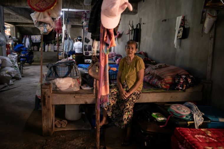 Une femme, déplacée par les combats entre l'armée birmane et l'Armée de l'indépendance kachin (KIA), installée dans un abri sur le terrain d'un monastère à Mandalay, le 16 septembre 2025 en Birmanie ( AFP / Sai Aung MAIN )