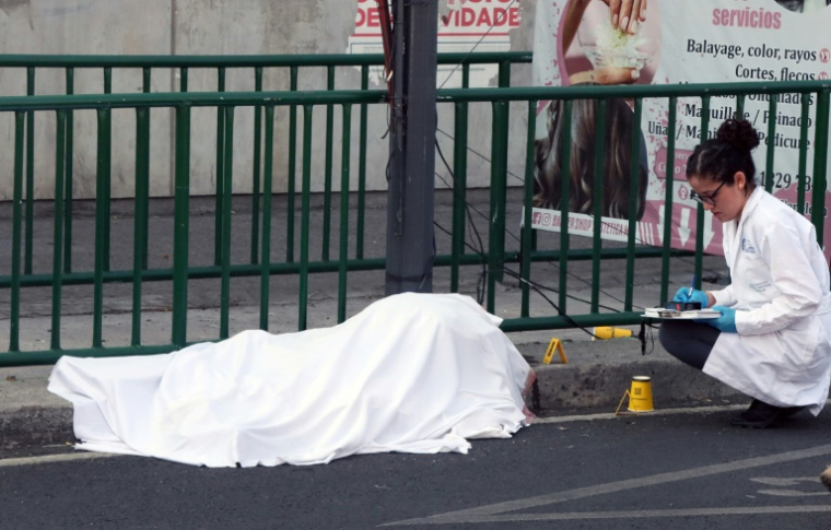 Photographie de la scène du meurtre de José Munoz et de Ximena Guzman à Mexico, le 20 mai 2025 ( AFP / Valentina ALPIDE )