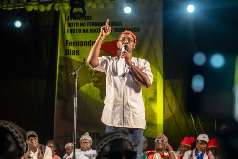 Le candidat à la présidence du Parti pour la rénovation sociale (PRS), Fernando Dias, s'adresse à ses partisans lors de son dernier meeting électoral avant les élections générales, à Bissau, le 21 novembre 2025.  ( AFP / SAMBA BALDE )