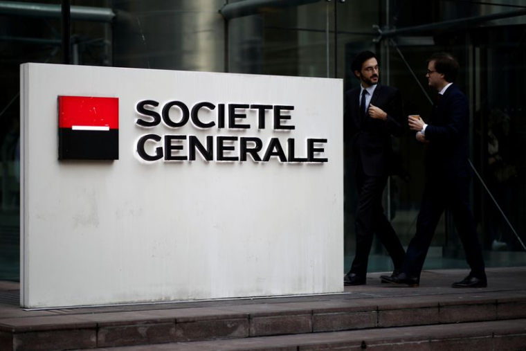e logo de Société Générale est visible sur le siège social du quartier financier et d'affaires de La Défense