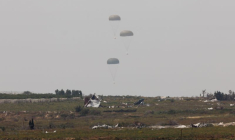 L'aide humanitaire tombe du ciel vers la bande de Gaza, vue d'Israël