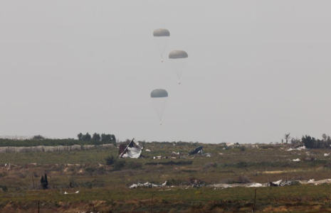 L'aide humanitaire tombe du ciel vers la bande de Gaza, vue d'Israël