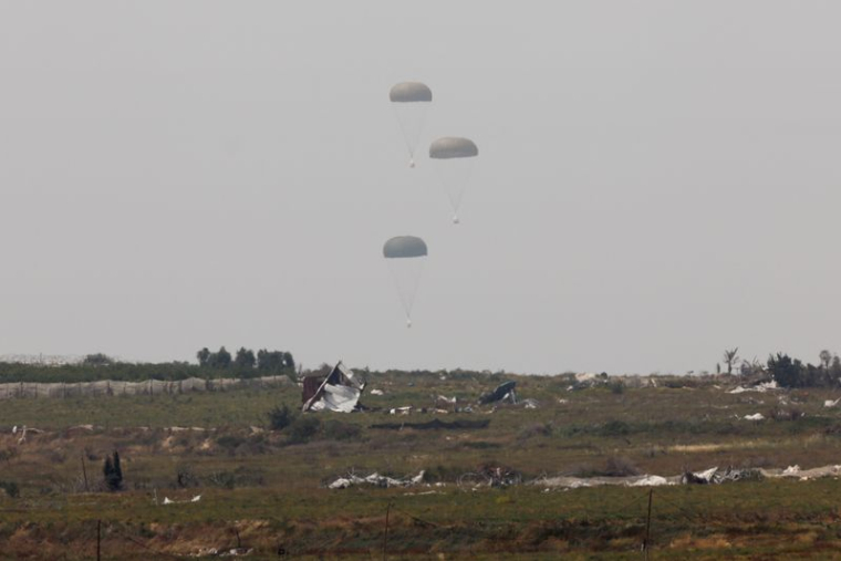 L'aide humanitaire tombe du ciel vers la bande de Gaza, vue d'Israël