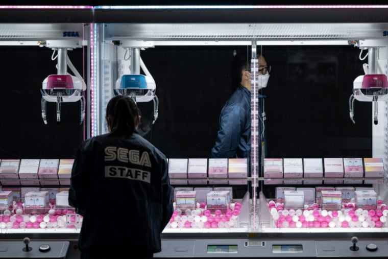 Des machines à pinces dans une salle d'arcade à Tokyo, le 14 novembre 2025 ( AFP / Philip FONG )
