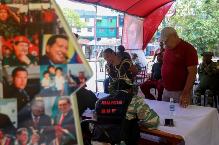 Des gens s'inscrivent pour rejoindre les forces militaires lors d'une campagne nationale d'enrôlement lancée par le président Nicolas Maduro, le 23 août 2025 à Caracas ( AFP / Pedro MATTEY )