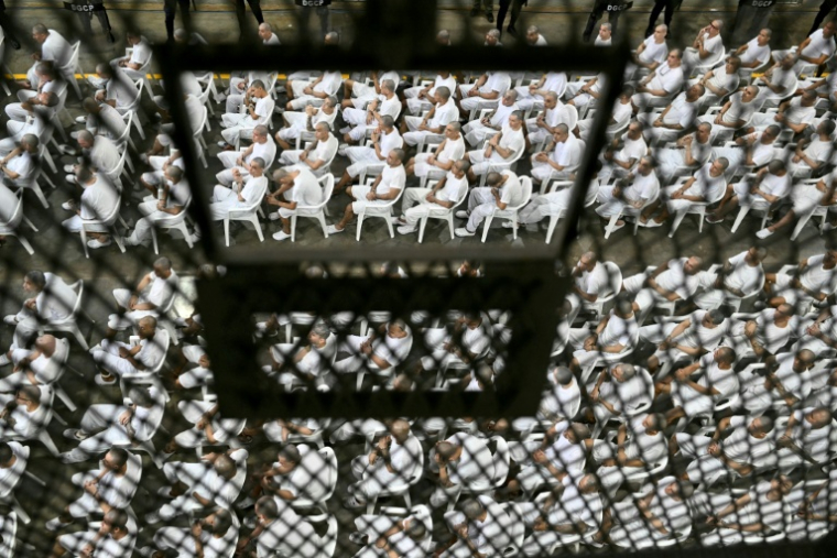 Des membres présumés du gang Mara Salvatrucha (MS-13) assistent à une audience à distance par vidéoconférence au Centre de détention pour terroristes (CECOT) de Tecoluca, au Salvador, le 23 avril 2026, lors d'un procès collectif ( AFP / Marvin RECINOS )