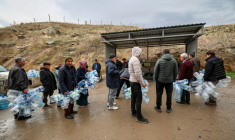 Des habitants font la queue pour remplir leurs bonbonnes d'eau après des coupures d'eau mises en place par les autorités en raison d'"une sécheresse record", le 8 janvier 2026 à Ankara ( AFP / Adem ALTAN )
