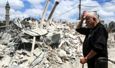 Un homme observe les dégâts tandis que des habitants déplacés par les combats retournent à Nabatiyé, dans le sud du Liban, le 15 juin 2026 ( AFP / Mahmoud ZAYYAT )