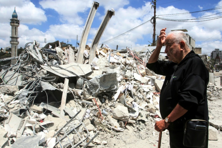 Un homme observe les dégâts tandis que des habitants déplacés par les combats retournent à Nabatiyé, dans le sud du Liban, le 15 juin 2026 ( AFP / Mahmoud ZAYYAT )