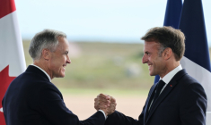 Le Premier ministre canadien Mark Carney (g) et le président français Emmanuel Macron lors d'une conférence de presse conjointe le 20 septembre 2026 à Saint-Pierre-et-Miquelon ( AFP / Ludovic MARIN )