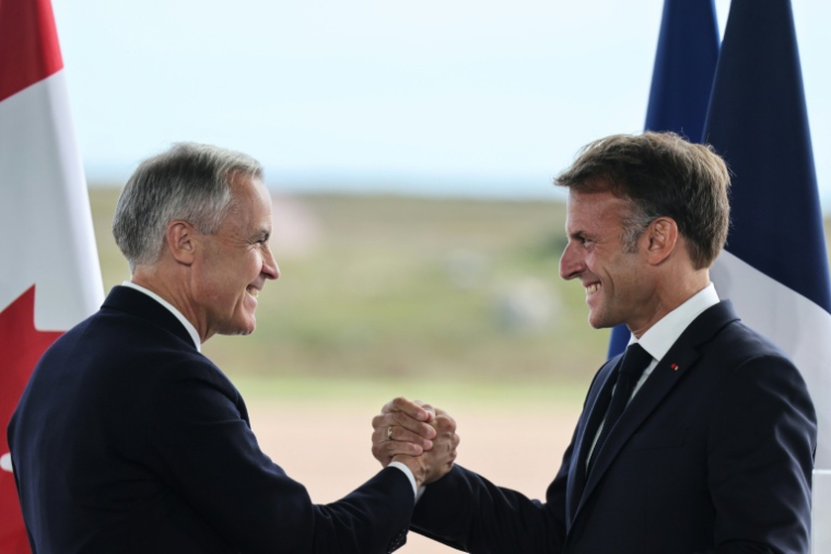 Le Premier ministre canadien Mark Carney (g) et le président français Emmanuel Macron lors d'une conférence de presse conjointe le 20 septembre 2026 à Saint-Pierre-et-Miquelon ( AFP / Ludovic MARIN )