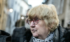 Jacqueline Jacob, la grand-tante du petit Grégory, arrive à la cour d'appel de Dijon, le 24 octobre 2025, soupçonnée d'être l'une des auteurs des lettres anonymes ayant menacé la famille pendant des années ( AFP / ARNAUD FINISTRE )