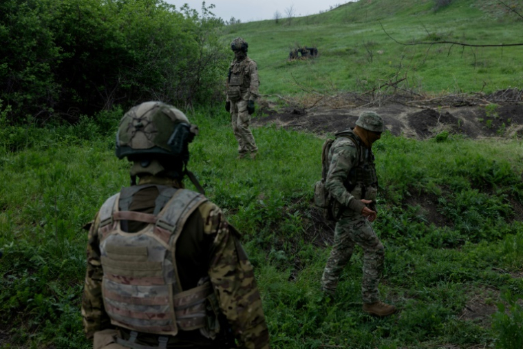 Des soldats ukrainiens du 24e bataillon d'assaut séparé Aïdar dans un lieu non divulgué de la région de Dnipropetrovsk, le 9 mai 2025 ( AFP / Tetiana DZHAFAROVA )