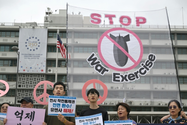 Manifestation contre l'exercice militaire conjoint entre la Corée du Sud et les Etats-Unis, baptisé "Ulchi Freedom Shield" (UFS), devant l'ambassade des Etats-Unis à Séoul, le 17 août 2026 en Corée du Sud ( AFP / Jung Yeon-je )