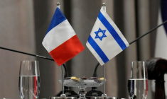 Les drapeaux français et israélien