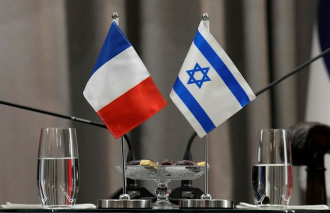 Les drapeaux français et israélien