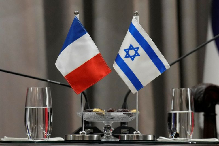 Les drapeaux français et israélien