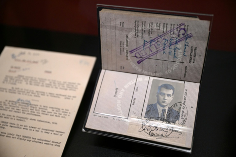 Le passeport de l'agent double Guy Burgess, présenté dans le cadre d'une exposition sur les "secrets du MI5" aux Archives nationales à Londres, le 3 avril 2025 ( AFP / Justin TALLIS )