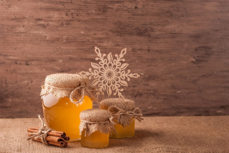 (Crédits photo : Adobe Stock - Pots de miel à offrir comme cadeaux à Noël)