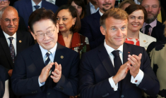 Le président sud-coréen Lee Jae-myung (g) et le président Emmanuel Macron lors de l'ouverture du "Sommet Lumière" consacré à l'avenir du cinéma, à la Fondation Maeght de Saint-Paul-de-Vence, le 7 septembre 2026 dans les Alpes-Maritimes ( POOL / Valery HACHE )