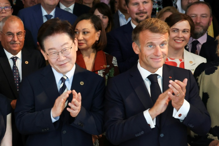 Le président sud-coréen Lee Jae-myung (g) et le président Emmanuel Macron lors de l'ouverture du "Sommet Lumière" consacré à l'avenir du cinéma, à la Fondation Maeght de Saint-Paul-de-Vence, le 7 septembre 2026 dans les Alpes-Maritimes ( POOL / Valery HACHE )