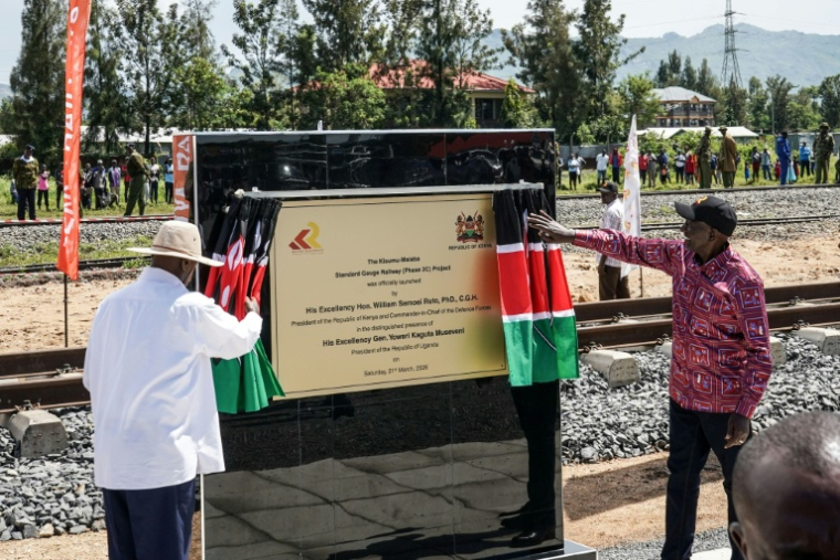 Les présidents kényan William Ruto (D) et ougandais Yoweri Museveni (G) lors de l'inauguration de l'extension d'une ligne ferroviaire construite par la Chine, à Kisumu, dans l'ouest du Kenya, le 21 mars 2026 ( Digital / Brian ONGORO )