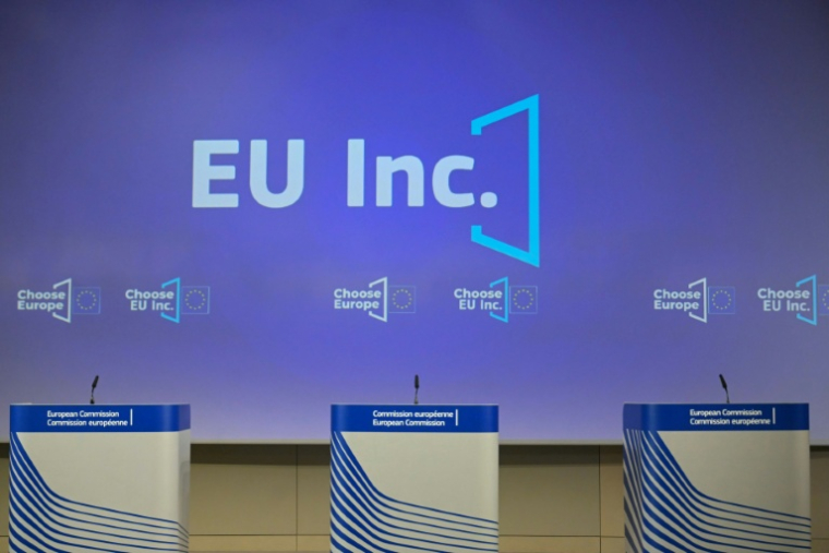 Le logo du plan EU Inc., visant à accroître la compétitivité de l'Union européenne, lors d'une conférence de presse au siège de l'UE à Bruxelles, le 18 mars 2026 ( AFP / NICOLAS TUCAT )